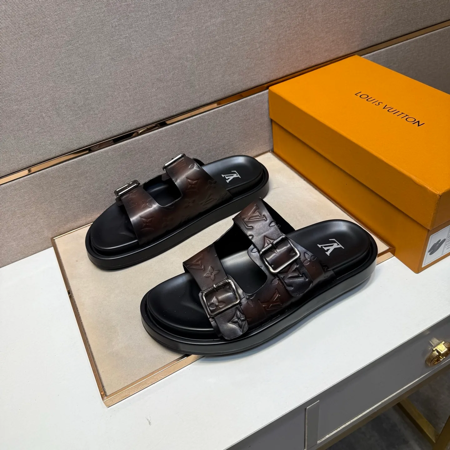 ⬛️Men's shoes 💰p400 [LV～] Men's casual slippers 2025z cabinet sales simultaneously 🔶Size: 39-44#️⃣ 🔷2 colors🔜The upper is made of cowhide stitching➕Genuine leather lining, comfortable and breathable, sole: original comfortable and wear-resistant outsole, ⚠️Real 📱Photographed🎬The real thing is better📢📢📢